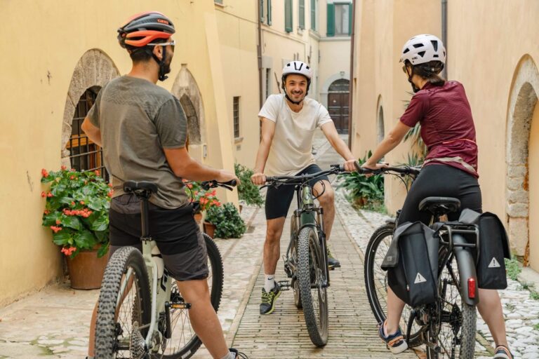 3 persone in bicicletta